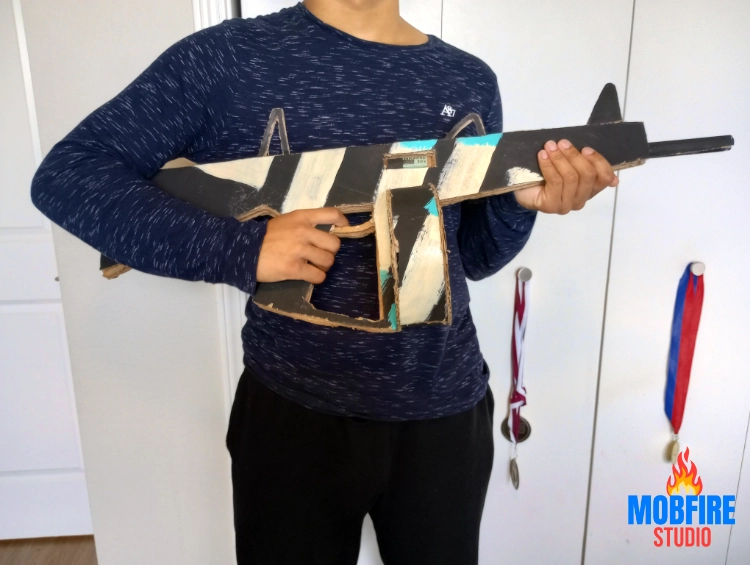 Teen-created cardboard AA-12 shotgun with non-removable drum mag
